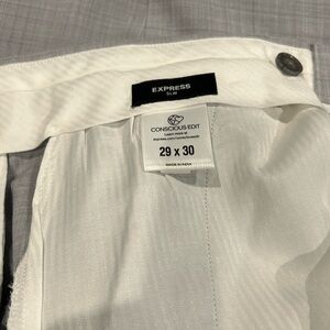 Express men’s light grey slim fit with a narrow straight leg. Size 29x30